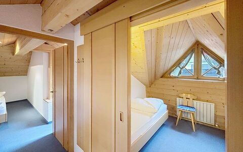 Ischgl 111: Holz, Decke, Interior Design, Schlafzimmer, Dachboden, Hartholz, Holzbeize, Bett, Bedding, Blockhaus