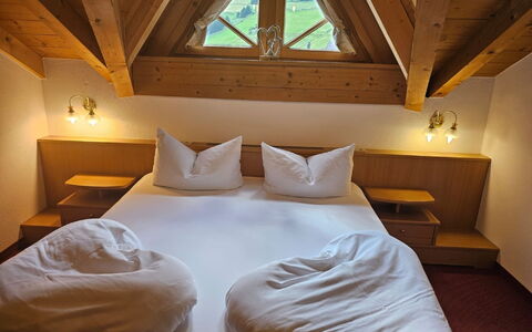 Ischgl 111: Möbel, Eigentum, Gebäude, Komfort, Holz, Kissen, Textil, Beleuchtung, Bettrahmen, Interior Design