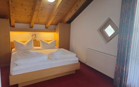 Ischgl 111: Eigentum, Möbel, Komfort, Holz, Gebäude, Bettrahmen, Interior Design, Fussboden, Flooring, Haus