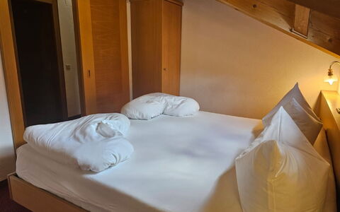 Ischgl 111: Komfort, Gebäude, Holz, Bettrahmen, Die Architektur, Interior Design, Kissen, Fussboden, Bett, Hartholz