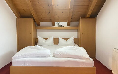 Ischgl 111: Möbel, Komfort, Gebäude, Holz, Bett, Bettrahmen, Hartholz, Kissen, Bedding, Bettdecke