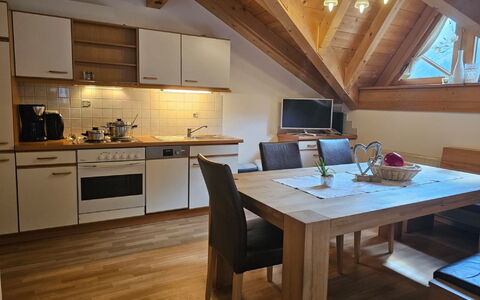 Ischgl 111: Eigentum, Tabelle, Möbel, Cabinetry, Countertop, Holz, Interior Design, Stuhl, Gebäude, Flooring