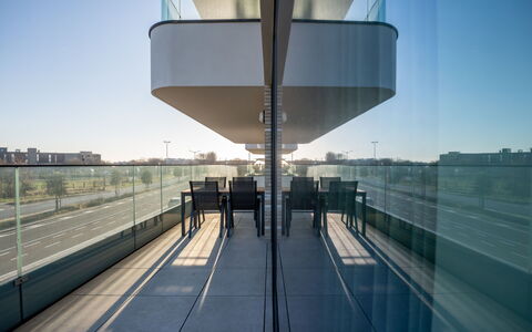 One with Terrace and Dune View: Himmel, Urban Design, Stadt, Fassade, Symmetrie, Gebäude, Strasse, Verbundwerkstoff, Metall, Glas