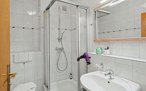 Zempin 160: Armatur, Badezimmer, Interior Design, Bad Sink, Flooring, Fussboden, Sinken, Zimmer, Zapfhahn, Installation