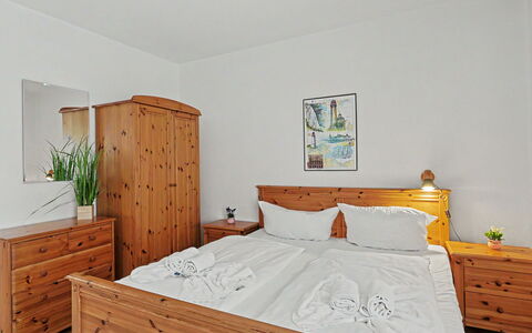 Zempin 160: Möbel, Bett, Interior Design, Schlafzimmer, Fussboden, Flooring, Holz, Bedding, Schublade, Bettdecke