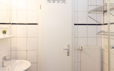 Jeschek: Wand, Armatur, Flooring, Fussboden, Interior Design, Badezimmer, Installation, Bad Sink, Zapfhahn, Sinken