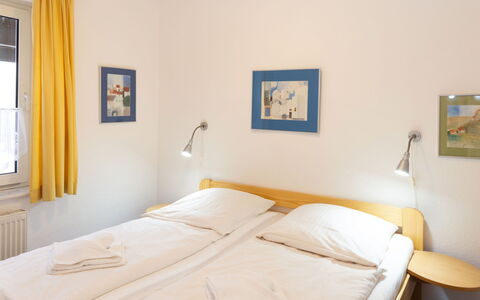 Jeschek: Schlafzimmer, Bett, Interior Design, Fussboden, Bettrahmen, Bedding, Bettdecke, Tür, Fensterabdeckung, Fensterbehandlung