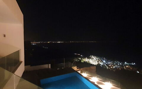 Luz: Wasser, Gebäude, Schwimmbad, Azurblau, Grundeigentum, Eigentumswohnung, Rechteck, Ferienort, Gartenmöbel, Dach