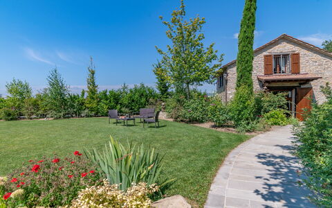 Villa Torre Delle Rose - Firenzuola, Private Pool,: Himmel, Pflanze, Eigentum, Pflanzengemeinschaft, Gebäude, Baum, Natürliche Landschaft, Vegetation, Grundstueck, Fenster