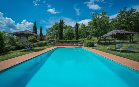 Borgo La Casina - Badia Agnano, Toscana: Wasser, Wolke, Pflanze, Eigentum, Himmel, Schwimmbad, Azurblau, Blau, Baum, Schatten