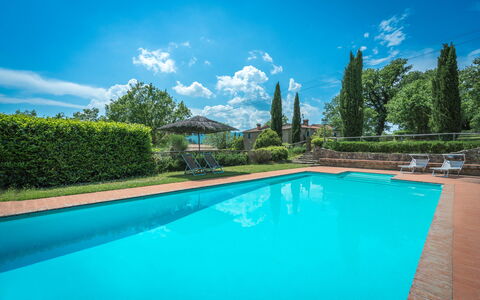Borgo La Casina - Badia Agnano, Toscana: Wasser, Wolke, Pflanze, Himmel, Eigentum, Schwimmbad, Azurblau, Natur, Natürliche Landschaft, Gebäude