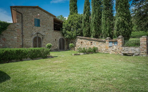 Borgo La Casina - Badia Agnano, Toscana: Pflanze, Himmel, Eigentum, Wolke, Natürliche Landschaft, Baum, Grundstueck, Vegetation, Die Architektur, Fenster