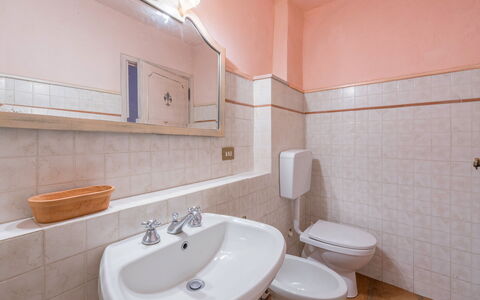 Borgo La Casina - Badia Agnano, Toscana: Spiegel, Zapfhahn, Armatur, Bad Sink, Sinken, Gebäude, Badezimmer, Lila, Holz, Interior Design