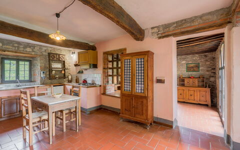 Borgo La Casina - Badia Agnano, Toscana: Tabelle, Bilderrahmen, Möbel, Cabinetry, Holz, Stuhl, Küche, Fenster, Countertop, Interior Design