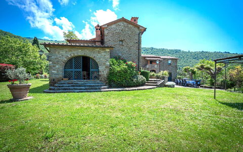 Colle Degli Ulivi - Cortona, Pool, Nature, Privacy: Himmel, Pflanze, Gebäude, Wolke, Fenster, Baum, Natürliche Landschaft, Grundstueck, Vegetation, Sonnenlicht