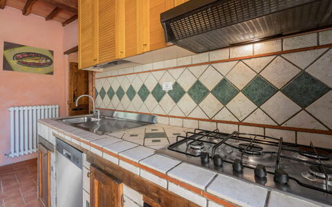 Colle Degli Ulivi - Cortona, Pool, Nature, Privacy: Eigentum, Cabinetry, Countertop, Herd, Holz, Küche, Zapfhahn, Interior Design, Gebäude, Flooring