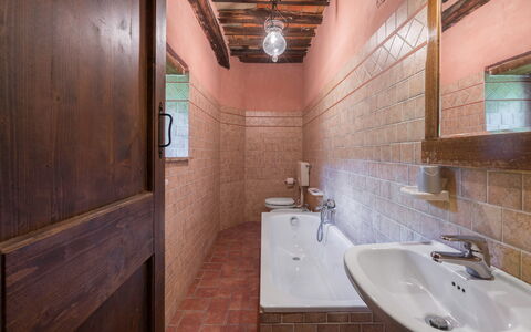 Colle Degli Ulivi - Cortona, Pool, Nature, Privacy: Braun, Spiegel, Zapfhahn, Armatur, Sinken, Eigentum, Gebäude, Bad Sink, Badezimmer, Holz