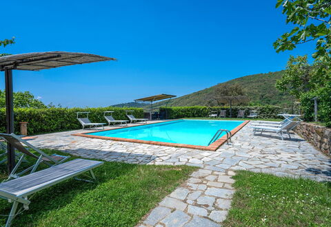 Colle Degli Ulivi - Cortona, Pool, Nature, Privacy: Wasser, Himmel, Pflanze, Schwimmbad, Regenschirm, Gartenmöbel, Gebäude, Schatten, Rechteck, Baum