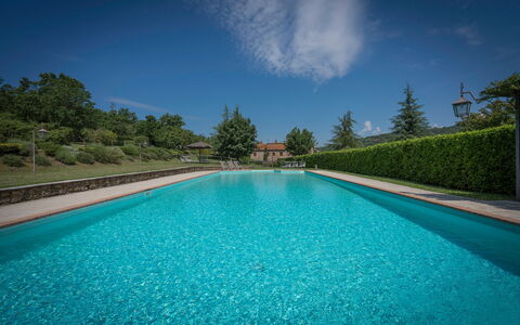 Fonte Nuova - Badia Agnano, Toscana: Wasser, Pflanze, Himmel, Wasservorräte, Daytime, Eigentum, Schwimmbad, Natur, Wolke, Azurblau