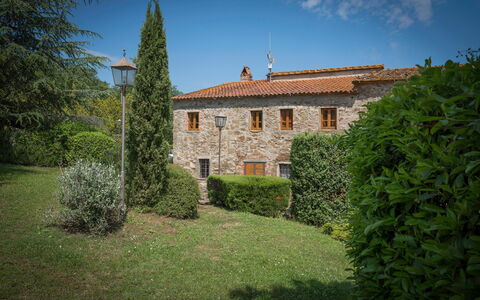 Fonte Nuova - Badia Agnano, Toscana: Pflanze, Himmel, Fenster, Gebäude, Vegetation, Grundstueck, Natürliche Landschaft, Baum, Gras, Hütte