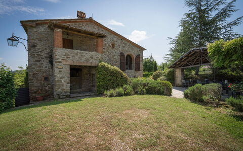 Fonte Nuova - Badia Agnano, Toscana: Himmel, Wolke, Pflanze, Eigentum, Fenster, Gebäude, Baum, Grundstueck, Natürliche Landschaft, Hütte