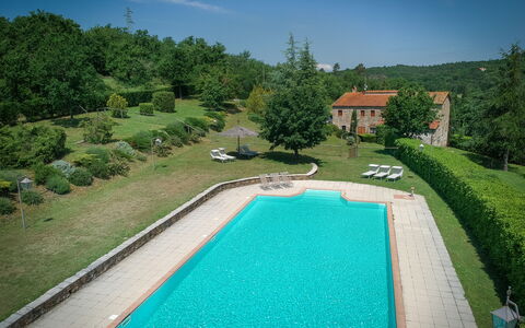 Fonte Nuova - Badia Agnano, Toscana: Wasser, Himmel, Wolke, Pflanze, Grün, Natur, Baum, Gebäude, Schwimmbad, Natürliche Landschaft