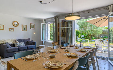 Carnac 224: Tabelle, Möbel, Eigentum, Stuhl, Pflanze, Geschirr, Fenster, Interior Design, Küche & Esszimmer Tisch, Holz