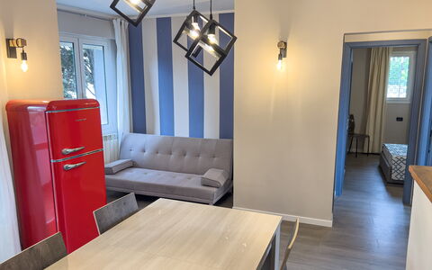 Apartment Tre - Diano Marina: Möbel, Gebäude, Tabelle, Blau, Komfort, Holz, Couch, Wohnzimmer, Interior Design, Flooring