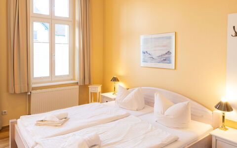 Zinnowitz 101: Schlafzimmer, Bettdecke, Bett, Bedding, Bettrahmen, Matratze, Linens, Kissen, Hotel, Formen