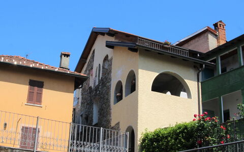 Borghetto: Wasser, Himmel, Tabelle, Möbel, Eigentum, Stuhl, Azurblau, Tisch Im Freien, Gartenmöbel, Geschirr