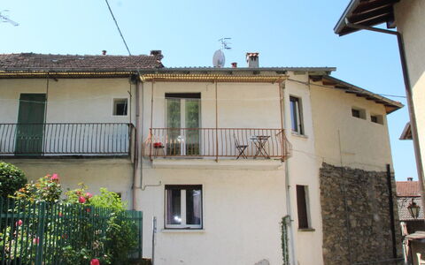 Borghetto: Himmel, Gebäude, Eigentum, Fenster, Pflanze, Blume, Blau, Haus, Die Architektur, Fahrzeug