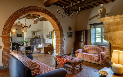 Villa Leopolda Selvarella: Möbel, Wand, Interior Design, Holz, Flooring, Zuhause, Stuhl, Decke, Tabelle, Wohnzimmer