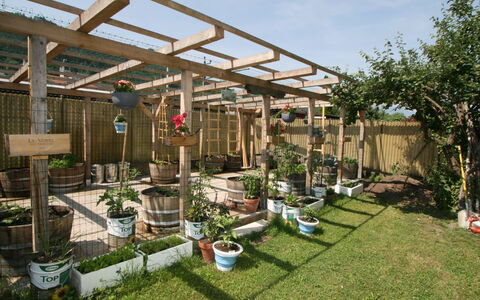 Diwani Home Stay Innsbruck: Pflanze, Himmel, Eigentum, Pflanzengemeinschaft, Schatten, Grundstueck, Wolke, Baum, Landschaft, Grundeigentum