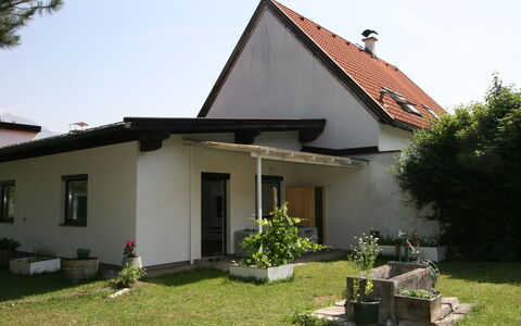 Diwani Home Stay Innsbruck: Pflanze, Gebäude, Eigentum, Himmel, Fenster, Baum, Grundstueck, Haus, Gras, Tür