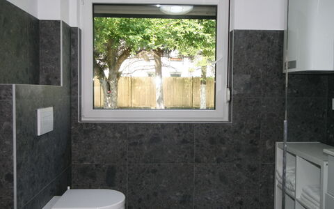 Diwani Home Stay Innsbruck: Eigentum, Cabinetry, Weiss, Armatur, Gebäude, Fenster, Badezimmer, Interior Design, Holz, Fussboden