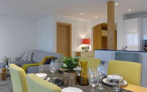 Panoramapark Soleil Haus D Apt 3: Tabelle, Möbel, Couch, Zimmerpflanze, Komfort, Interior Design, Fussboden, Geschirr, Pflanze, Wohnzimmer