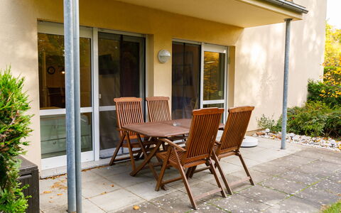 Koserow 211: Pflanze, Gebäude, Eigentum, Möbel, Stuhl, Tabelle, Schatten, Fenster, Holz, Interior Design