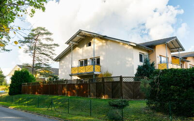 Koserow 211: Wolke, Himmel, Pflanze, Gebäude, Eigentum, Fenster, Haus, Baum, Grundstueck, Gras