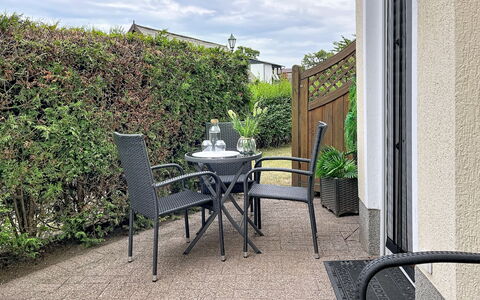 Koserow 275: Strauch, Garten, Blumentopf, Gartenmöbel, Ground, Zimmerpflanze, Stuhl, Landscaping, Garten