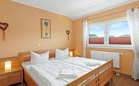 Zinnowitz 104: Möbel, Holz, Interior Design, Schlafzimmer, Bett, Bettdecke, Decke, Bedding, Bettrahmen, Zimmer