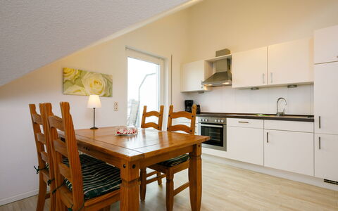 Rollmops: Möbel, Eigentum, Cabinetry, Countertop, Tabelle, Holz, Stuhl, Interior Design, Flooring, Fussboden