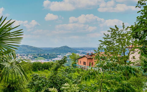 Clotilde: Wasser, Himmel, Wolke, Gebäude, Schwimmbad, Blau, Azurblau, Gartenmöbel, Freizeit, Pflanze