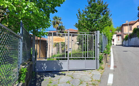 Clotilde: Pflanze, Gebäude, Himmel, Strassenbelag, Fenster, Baum, Grundstueck, Zaun, Urban Design, Haus