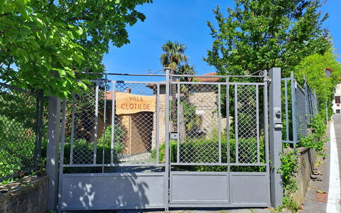 Clotilde: Pflanze, Himmel, Baum, Strassenbelag, Zaun, Grundstueck, Gebäude, Home Fechten, Haus, Fassade