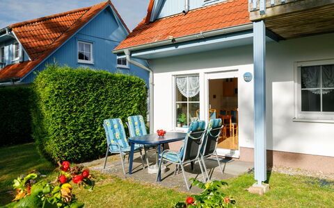 Zinnowitz 111: Blume, Pflanze, Möbel, Fenster, Gebäude, Eigentum, Stuhl, Himmel, Haus, Hütte