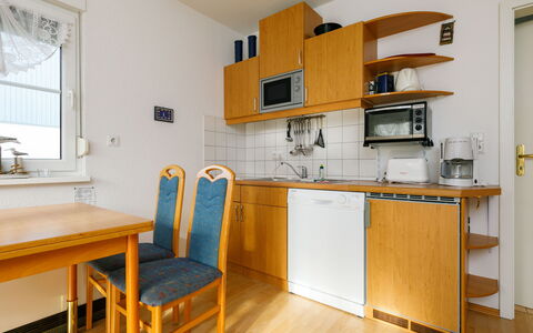 Zinnowitz 111: Cabinetry, Eigentum, Möbel, Countertop, Küche, Holz, Tabelle, Herd, Küchengerät, Interior Design