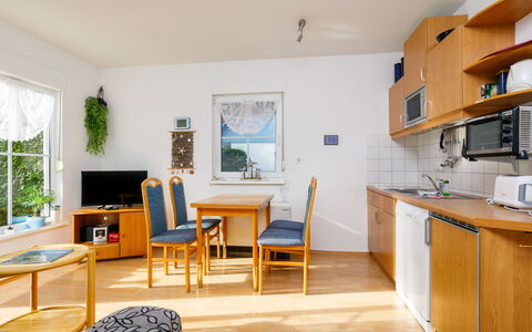 Zinnowitz 111: Eigentum, Möbel, Cabinetry, Stuhl, Countertop, Schublade, Holz, Fenster, Tabelle, Gebäude