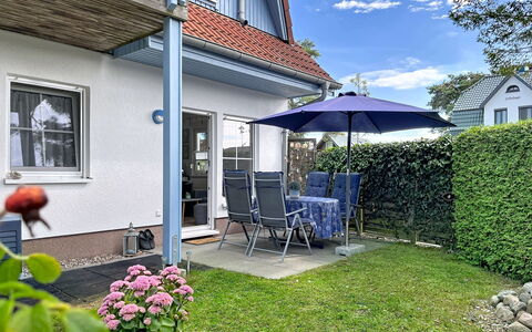 Zinnowitz 111: Haus, Strauch, Zuhause, Wohngebiet, Veranda, Tür, Schatten, Gartenmöbel, Hütte, Garten