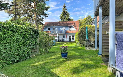 Zinnowitz 111: Blau, Haus, Strauch, Wohngebiet, Zuhause, Dach, Hütte, Garten, Rasen, Ground