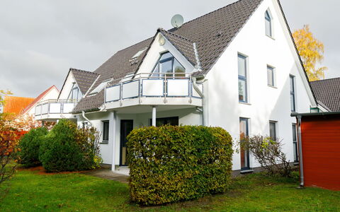 Preiss: Pflanze, Himmel, Eigentum, Gebäude, Fenster, Baum, Haus, Grundstueck, Vegetation, Gras